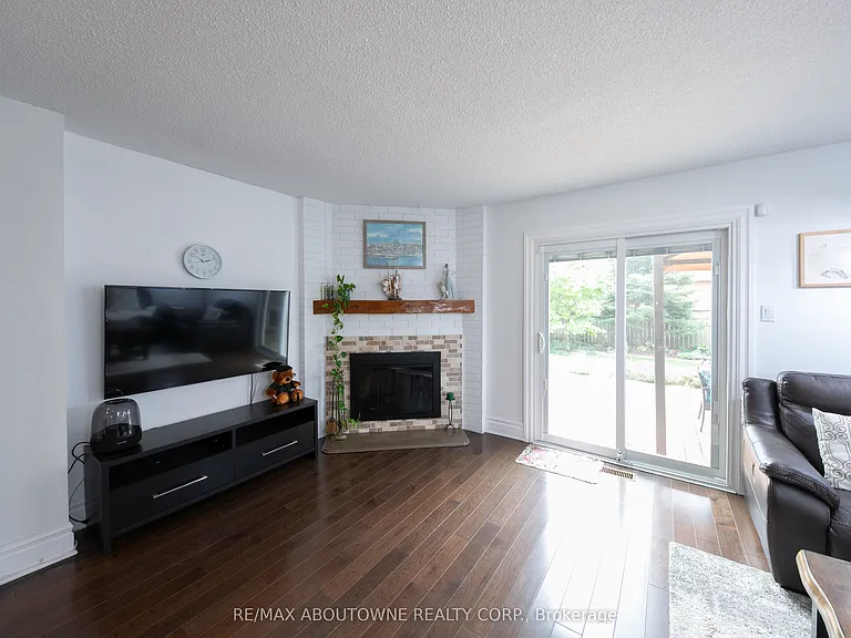 2072 Glenada Cres — Photo 15