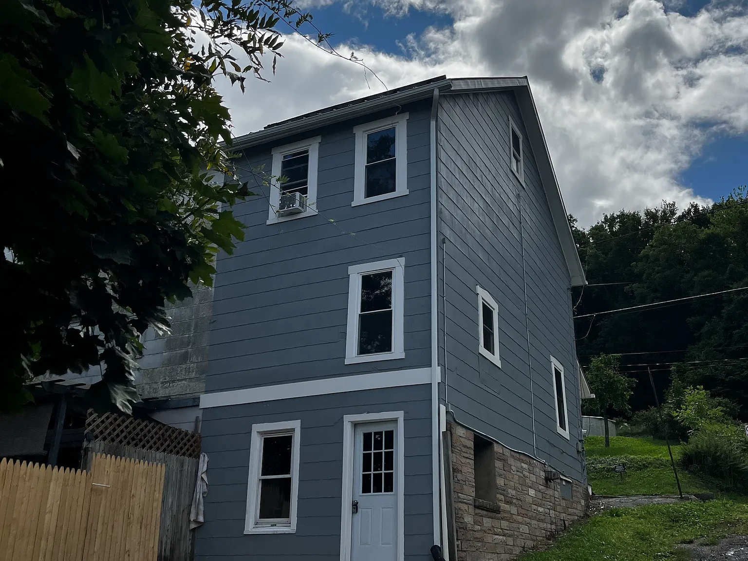 3 bed, 1.5 bath, 1140 sqft, $1,100 — Photo 3