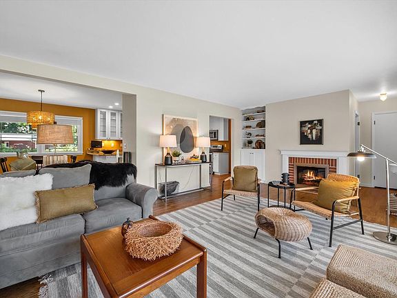 5th image of 1077 Christopher COURT