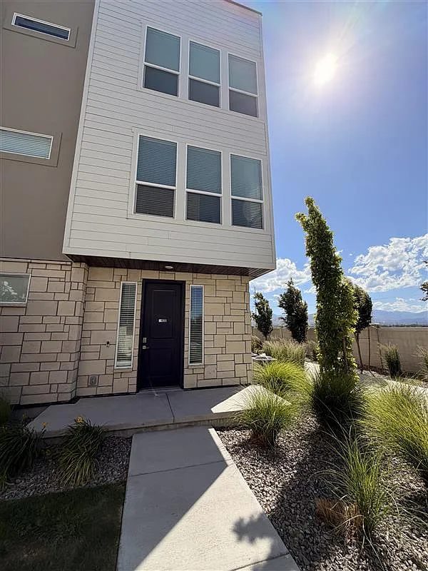 3 bed, 2.5 bath, 1672 sqft, $2,606 — Photo 2