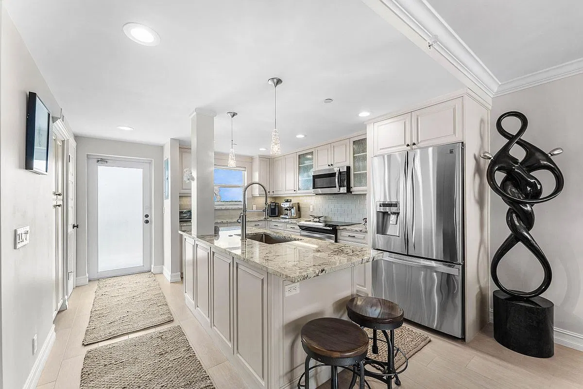 2 bed, 2.0 bath, 988 sqft, $8,500 — Photo 3