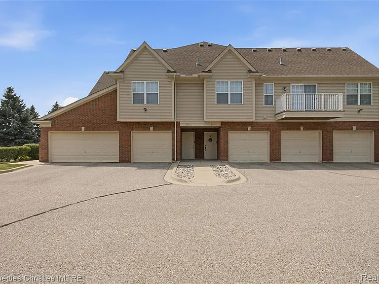 8413 Heywood Cir — Photo 1