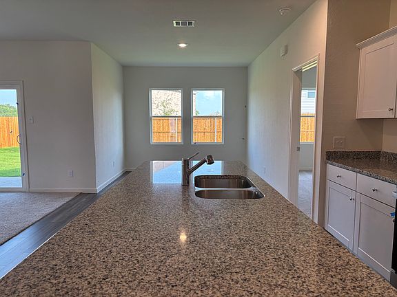 3rd image of 805 Lexington Ln