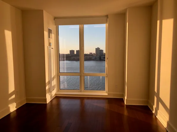 60 Riverside Boulevard image 7 of 27