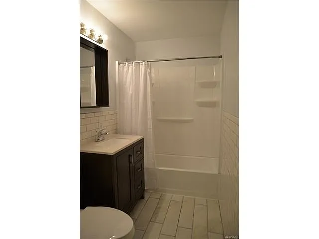 5136 Greenview Dr photo 1