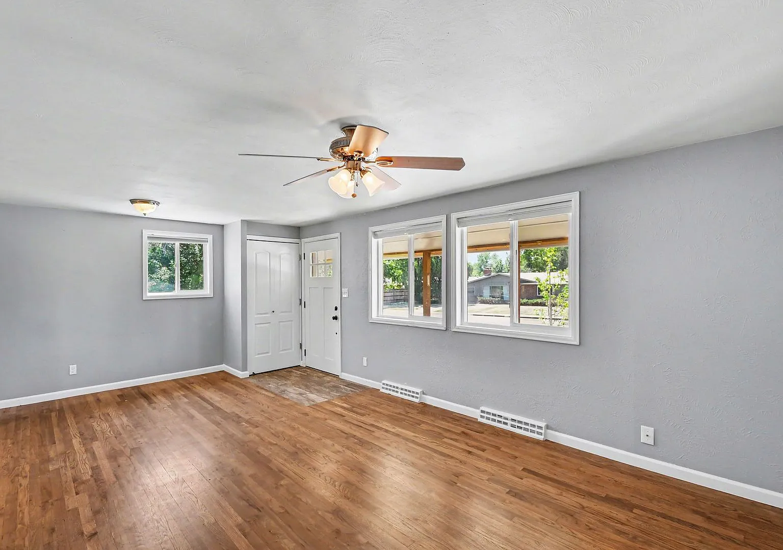 Updated 5 Bed House w/ Central AC & Fenced Backyard — Photo 3