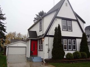 813 S 25th St, Manitowoc, WI 54220