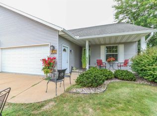 1432 Foxfire Ct, Waupaca, WI 54981