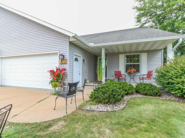 1432 Foxfire Ct, Waupaca, WI 54981