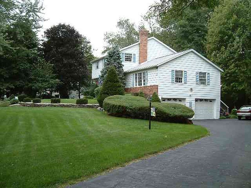 3rd image of 28 HEARTHSIDE Drive