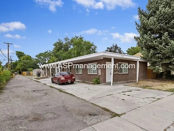2554 E Park St #B — Photo 2
