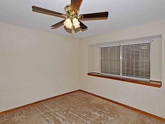 3rd image of 204 Cedar Ct