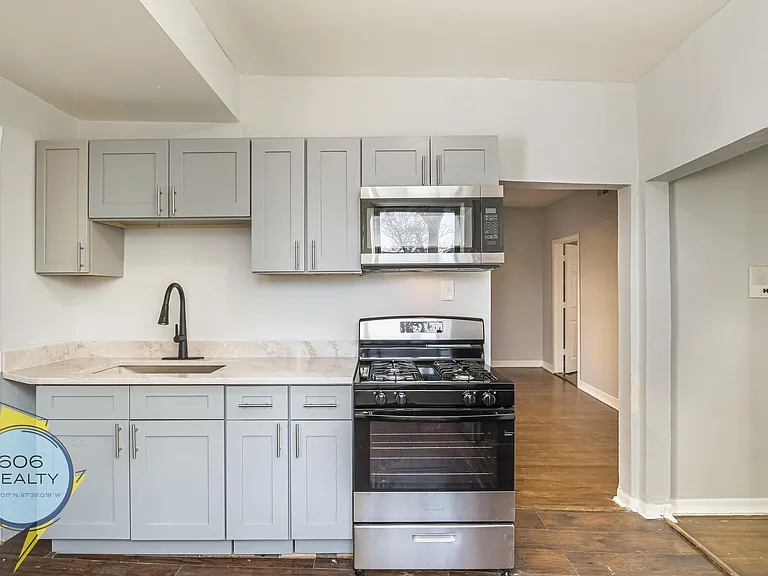 Hyde Park Apartments — Photo 18