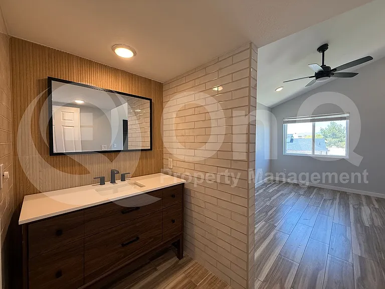 3037 W Monmouth St — Photo 22