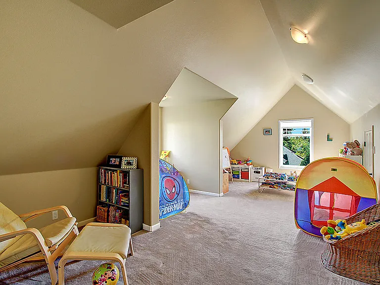 Bonus room or 4th bedroom