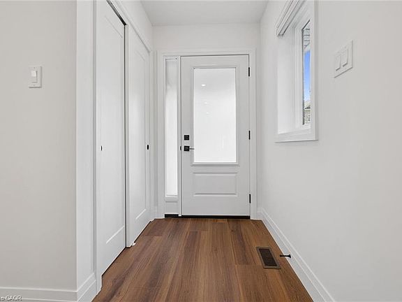 4th image of 2294 Seton Cres