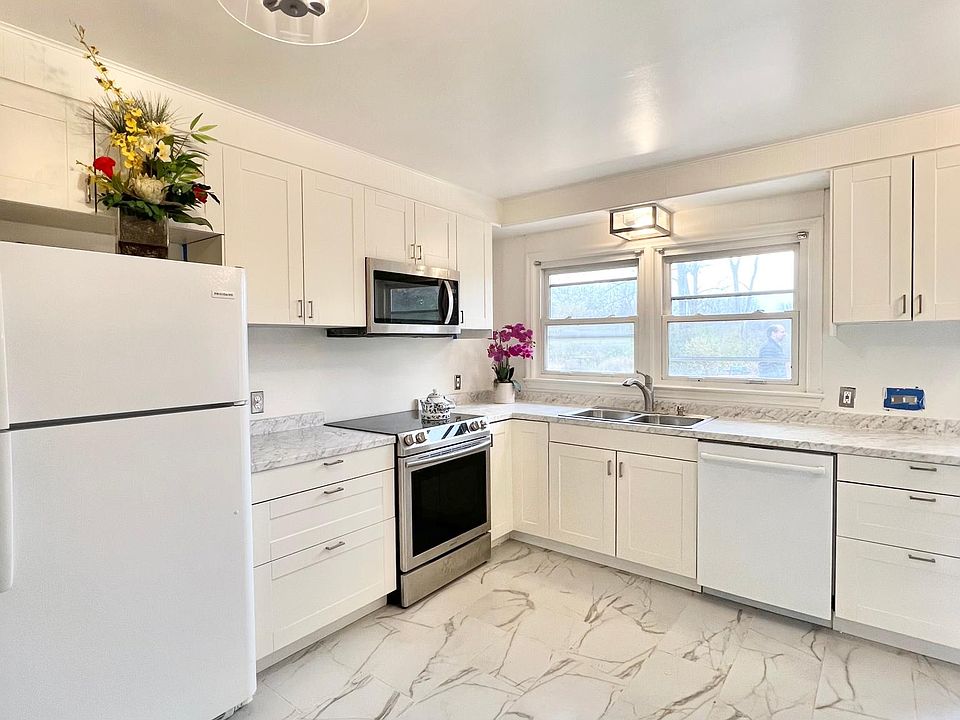 Bright and airy kitchen~ brand new! Marble flooring, stainless steel appliances--truly upscale feel without leaving home.