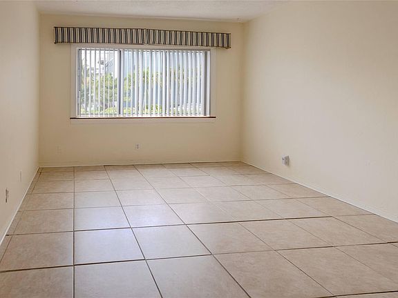 3rd image of 1001 SE 16th St APT 8
