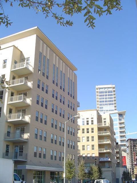 Exterior toward Victory Plaza