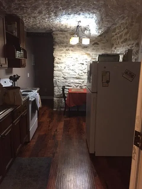 1 bed, 1100 sqft, $1,100 — Photo 4