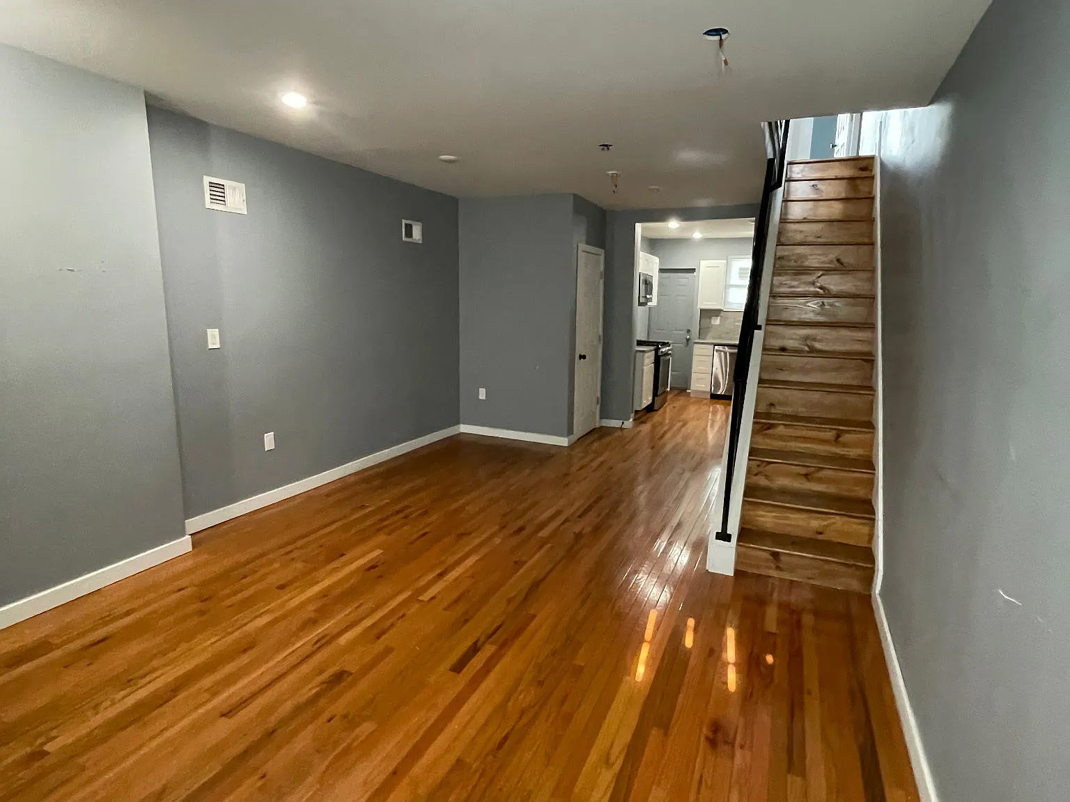 3 bed, 1.5 bath, 1375 sqft, $2,700 — Photo 2