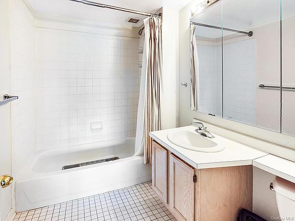 5th image of 130 Lenox Ave
