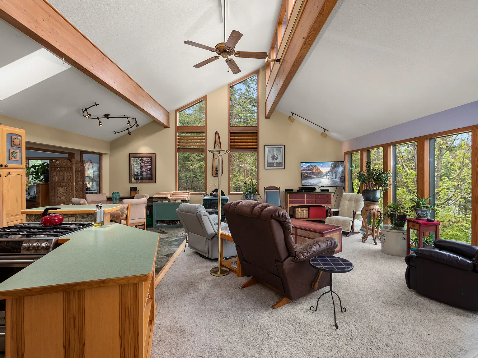 2 bed, 2.5 bath, 2700 sqft, $2,600 — Photo 4
