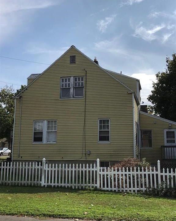 2nd image of 34 Robert St