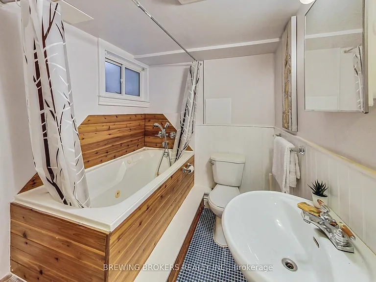 98 Moberly Ave — Photo 21
