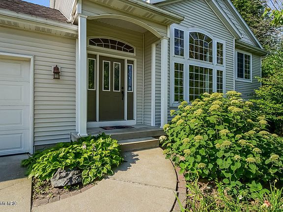 3rd image of 2502 Orchard View Dr NE