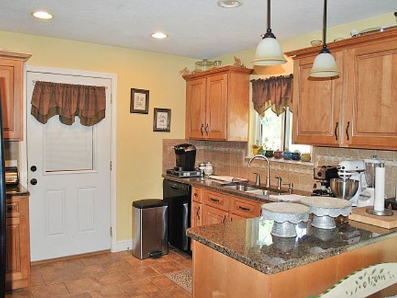 4th image of 16864 Christian Dr