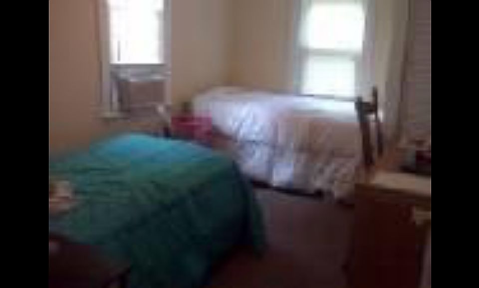Apartment bedroom 