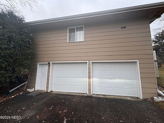 5th image of 911 Parkway Dr