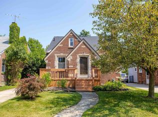 1410 Roslyn Rd, Grosse Pointe Woods, MI 48236