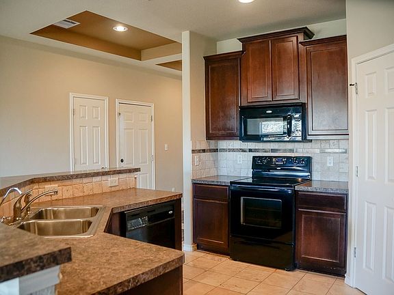 5th image of 121 E Wildflower Blvd