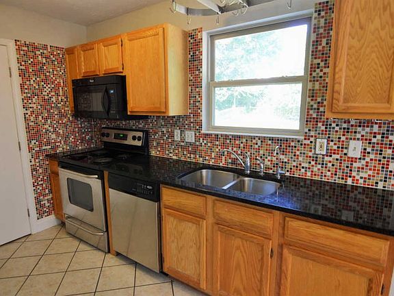 4th image of 668 Weeping Willow Ln