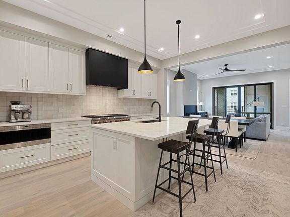 5th image of 822 W Altgeld St #Penthouse