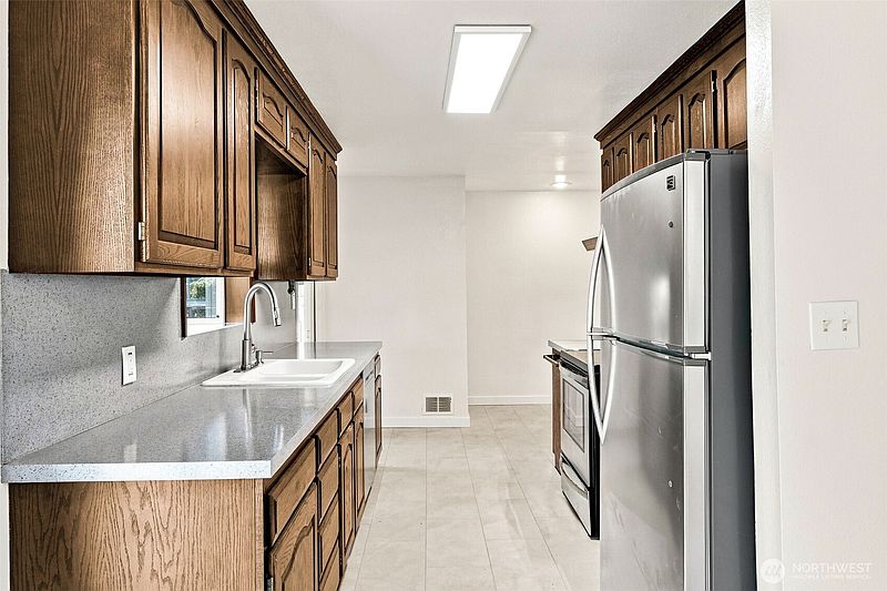 5th image of 1422 115th Street S