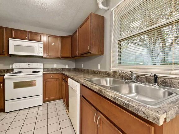 3rd image of 1741 Edgerton St N