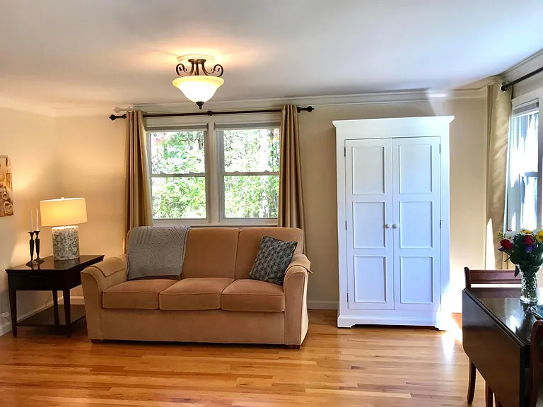 402 W Elm St — Photo 14