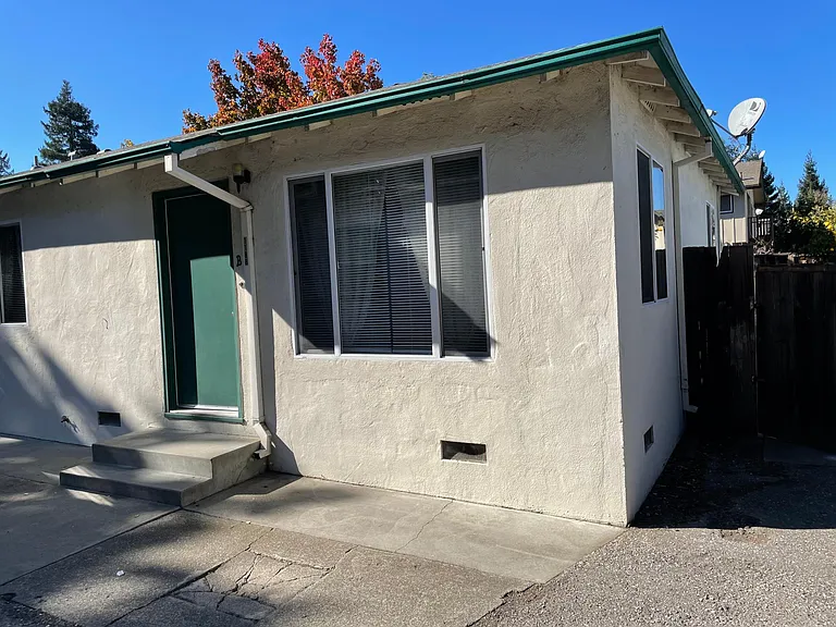 Entryway to back patio on side of unit.