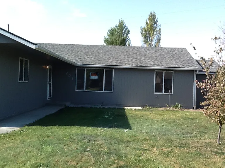 291 NE Maple Ave — Photo 1