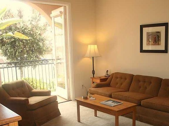 LIving room with 10 ft ceilings, crown molding, gas fireplace