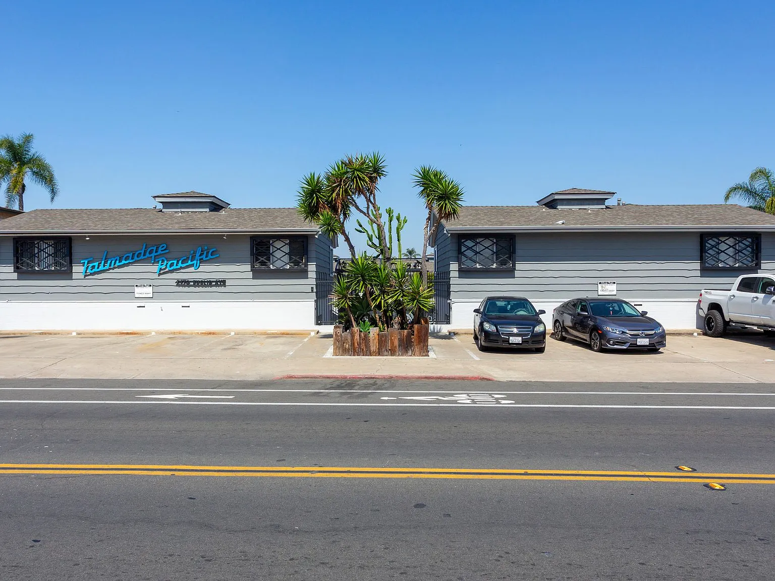 Talmadge Pacific Apartments — Photo 2