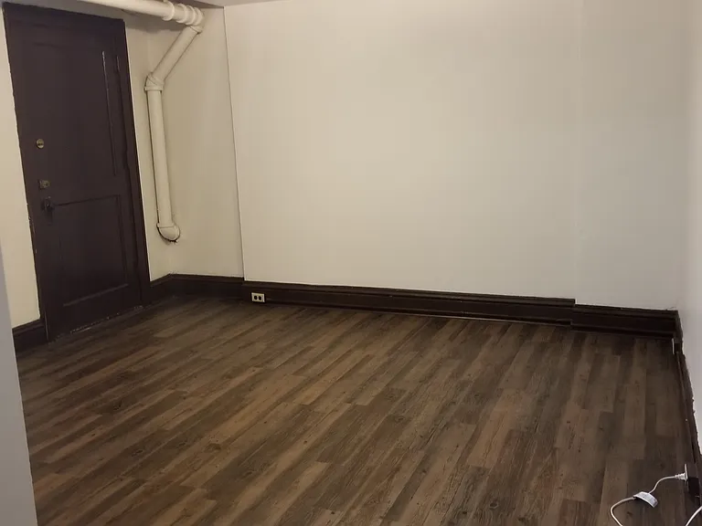 Yale Place Apartments — Photo 8