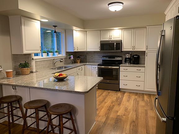 4th image of 3984 Aaron Ave SW
