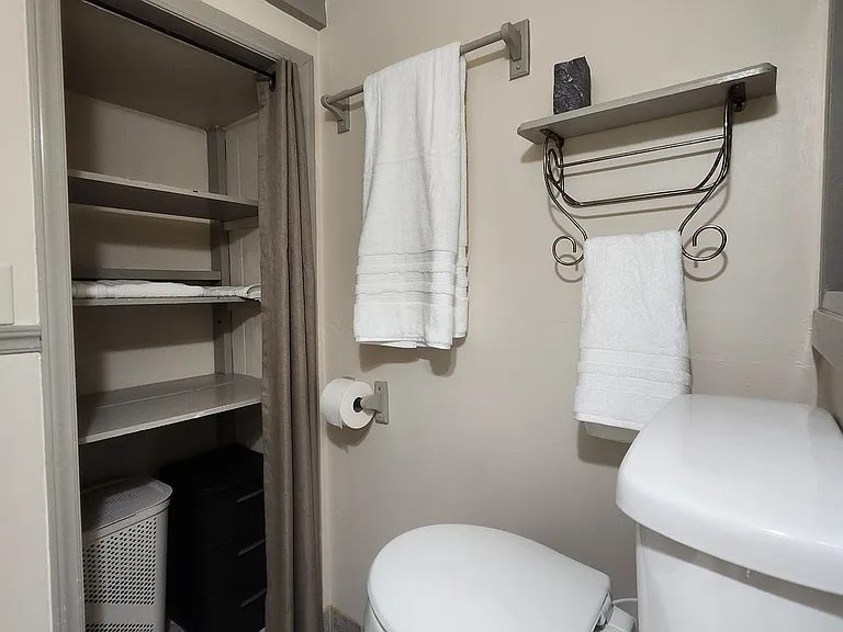 1831 Oxford Ave SW #202 — Photo 11