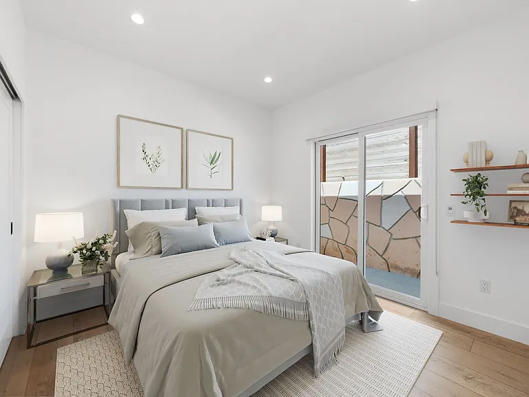 1637 Irvine Ave — Photo 9