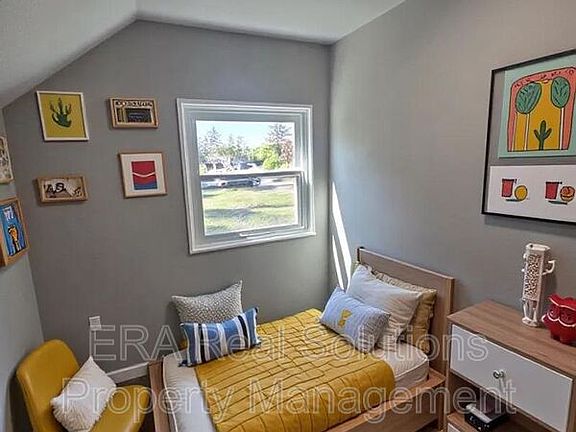 4th image of 984 Exeter Rd