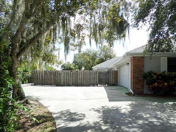 4th image of 885 Lakewood Cir